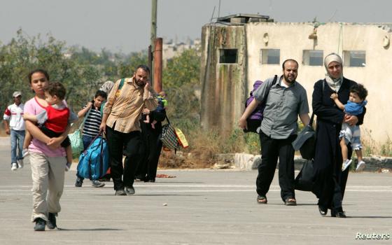 صورة لنازحين من غزة