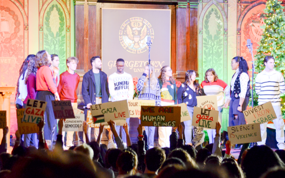 صورة لطلاب جورج تاون يحتجون من أجل العدالة في فلسطين