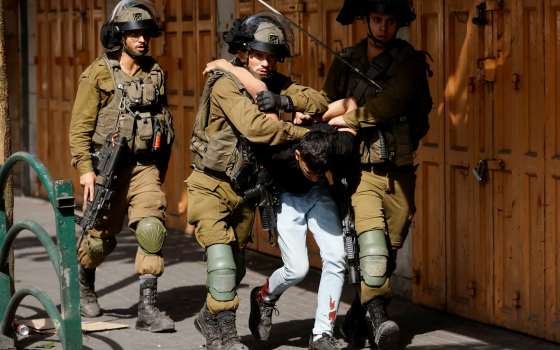 صورة لاعتقال فتى من قبل قوات الاحتلال الإسرائيلي في أحد المدن الفلسطينية