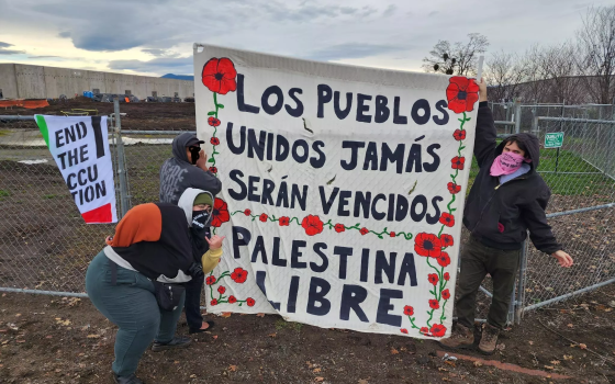 صورة لنشطاء يعطلون العمل في موقع تابع لأمازون