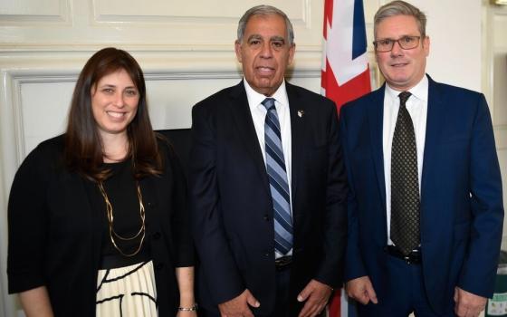 صورة سفيرة الاحتلال في المملكة المتحدة