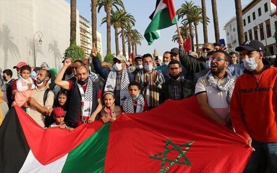 صورة مغربيون يحتجون أمام البرلمان