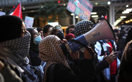 صورة لمظاهرة داعمة لفلسطين ولوقف الحرب في غزة  