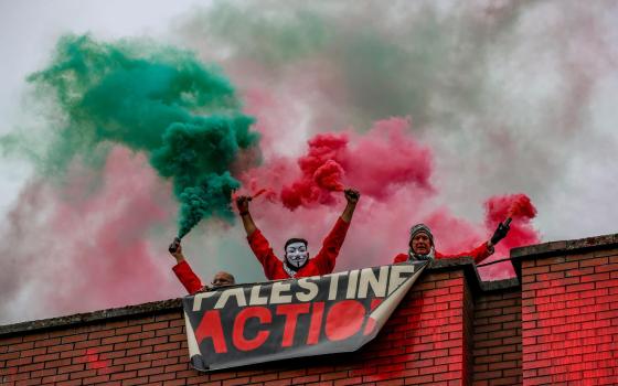 أفراد من حركة فلسطين بعد إغلاقهم لأحد مصانع الأسلحة