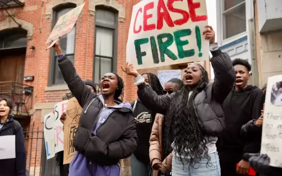 مجموعة من الطلاب في مظاهرة مناصرة لفلسطين