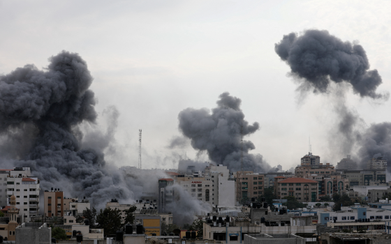 دخان كثيف متصاعد جراء قصف الاحتلال الإسرائيلي على غزة