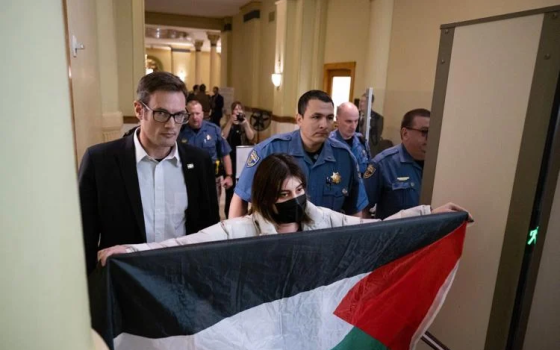 من مكان الحدث في مبنى كولورادو هاوس