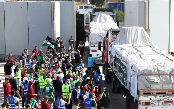 لحظة دخول شاحنات المساعدات عبر معبر رفح