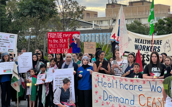 مظاهرة لعاملين صحيين داعمة لفلسطين ووقف الحرب في غزة