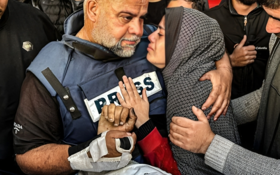 الصحفي وائل الدحدوح يحتضن ابنته بعد استشهاد ابنه البكر حمزة الدحدوح