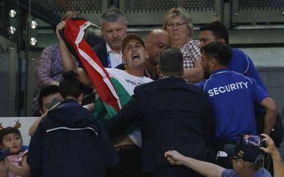 لحظة اعتقال المشجّع الذي رفع علم فلسطين