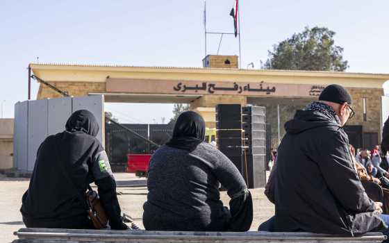 أفراد ينتظرون دورهم للسفر عبر ميناء رفح