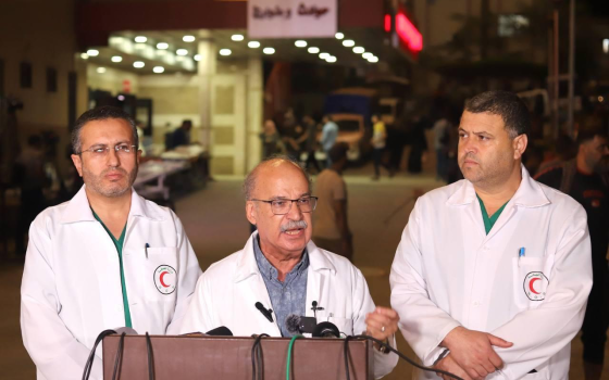 في المنتصف، صبحي سكيك - مدير مشفى الصداقة التركي-الفلسطيني في غزة