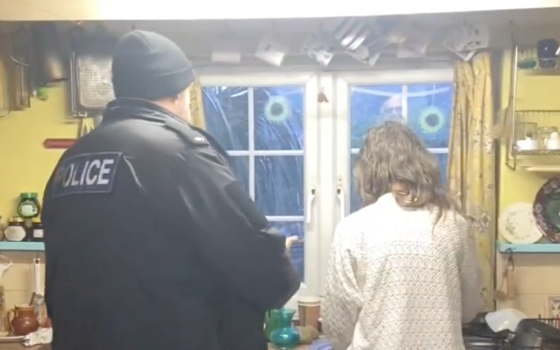 قمع وترهيب .. القبض على بريطانية ألصقت لافتة مؤيدة لفلسطين