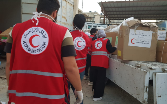 أفراد من طاقم الهلال الأحمر المصري