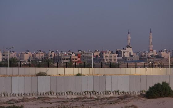 تضييق جديد..  السلطات المصرية ترمّم الجدار الفاصل مع غزة