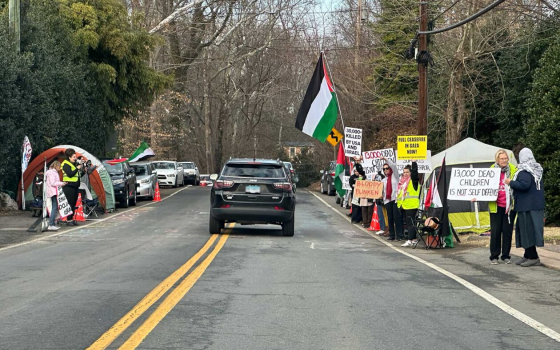 من مكان الاعتصام أمام منزل بلينكن