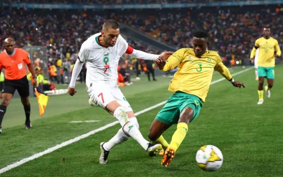 حملةٌ على حقوقي مغربي دعا إلى تشجيع منتخب جنوب إفريقيا