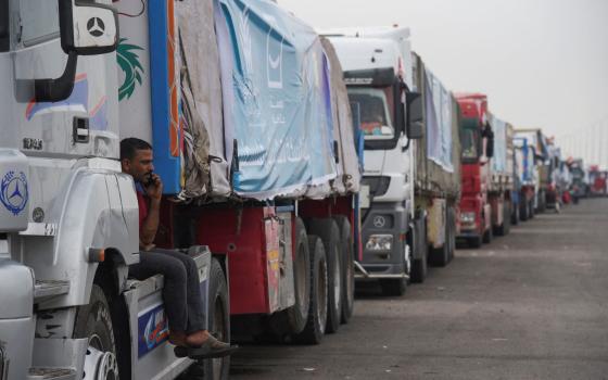 تكديس شاحنات المساعدات على معبر رفح