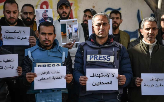 مجموعة من الصحفيين في وقفة لمنع استهداف الصحفيين