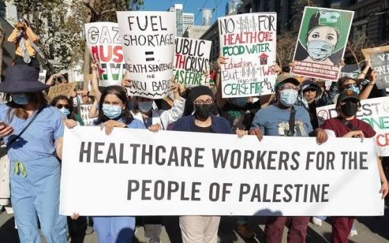 صورة لعاملين في القطاع الصحي في مظاهرة داعمة لفلسطين