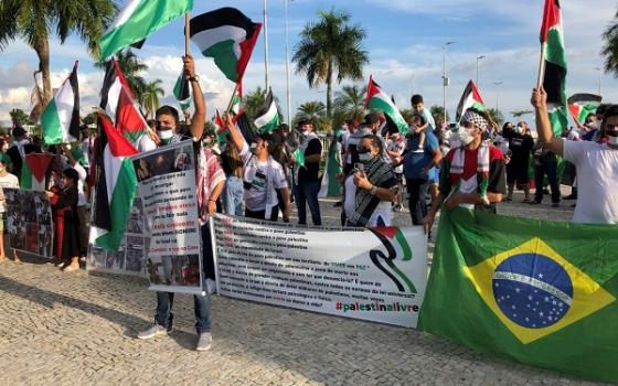 من إحدى المظاهرات في البرازيل والداعية الداعمة لفلسطين