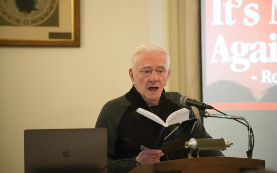 صورة إريك تشيفتيز، أستاذ الدراسات الأمريكية في جامعة كورنيل