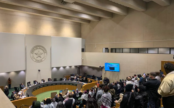 من مكان الجلسة في دالاس