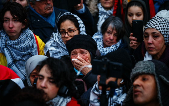 صورة نساء يبكين خلال مظاهرة في فرنسا