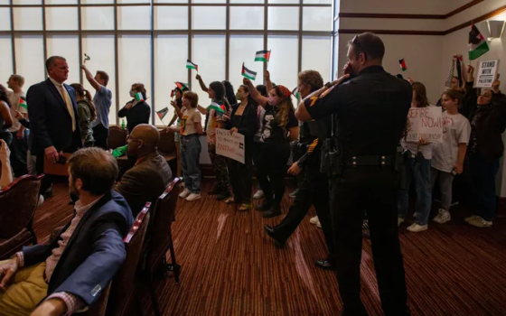 طلاب جامعة ولاية فلوريدا من أجل مجتمع ديمقراطي يحضرون اجتماع مجلس أمناء الاتحاد الفيدرالي لكرة القدم