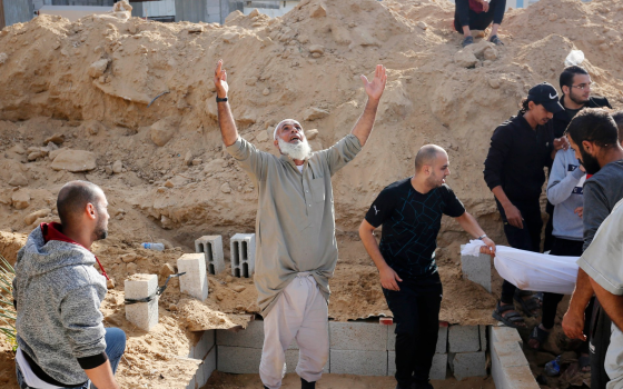 رجل من غزة  يدفن شهيد جراء القصف الإسرائيلي