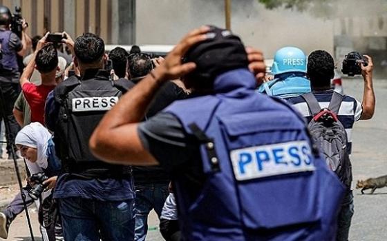 لمنع عملها .. الاحتلال يحتجز فرقًا تلفزيونية في غلاف غزة