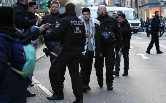 اعتداءات وإصابات .. اعتقال 300 متظاهر في برلين عشية رأس السنة