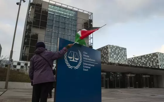 رفع العلم الفلسطيني أمام محكمة الجنائية الدولية