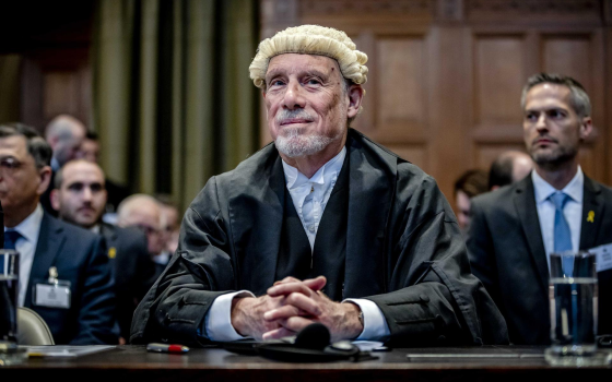 صورة محامي الاحتلال أمام العدل الدولية