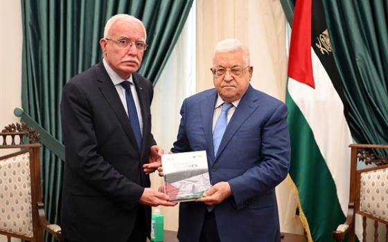 الرئيس الفلسطيني محمود عباس مع وزير الخارجية الفلسطيني رياض المالكي