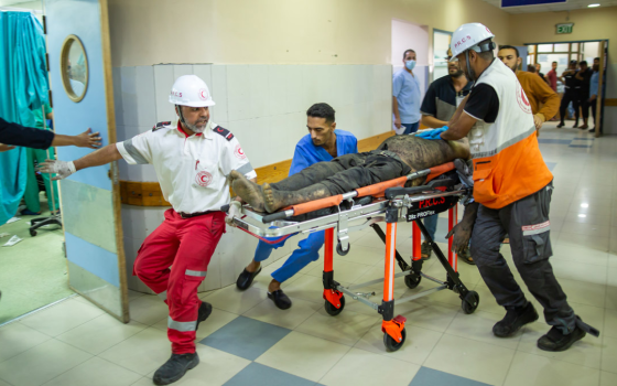 رجل مصاب من القصف الإسرائيلي في غزة