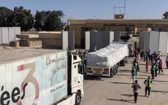 شاحنات المساعدات