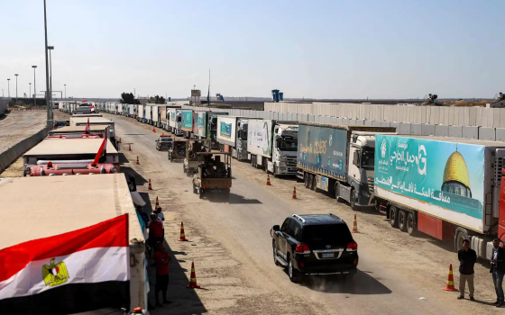 قوافل المساعدات العالقة عند معبر رفح