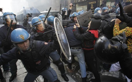 اعتداء الشرطة الإيطالية على طلاب المدارس في مظاهرة داعمة لغزة