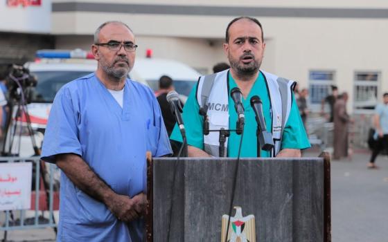 الطبيب محمد أبو سلمية برفقة طبيب آخر في قطاع غزة