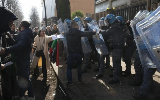 اعتداء الشرطة الإيطالية على المتظاهرين