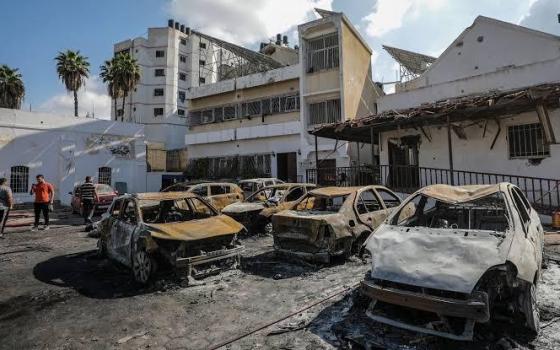 سيارات مدمرة من جراء القصف الإسرائيلي في قطاع غزة