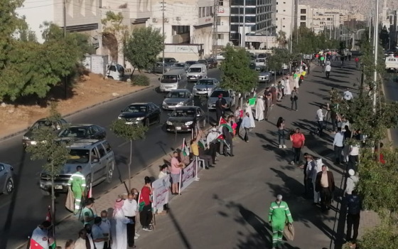 سلسلة بشرية في الأردن رفضًا للجسر البري