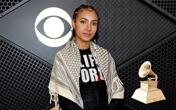 صورة المغنية والعازفة، إسبيرانزا سبالدينغ