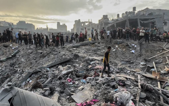 مجموعة من الأشخاص بين ركام المنازل جراء قصف الاحتلال الإسرائيلي لقطاع غزة