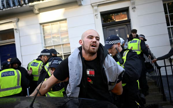 متظاهر في لندن تم اعتقاله خلال المظاهرة الداعمة لفلسطين