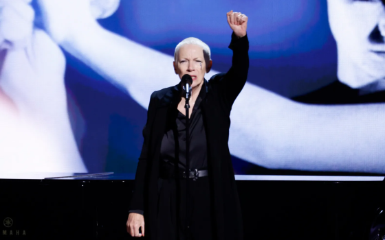 آني لينوكس - مغنية أسكتلندية