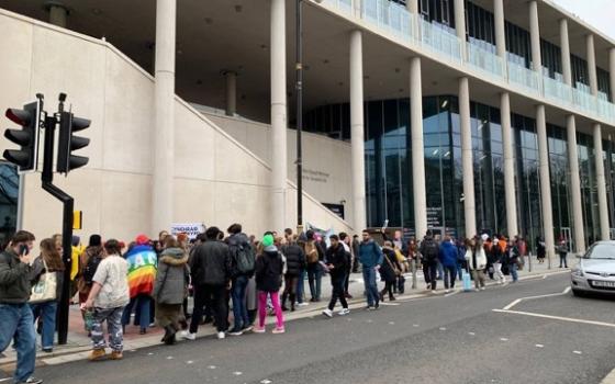 من  مكان الحدث