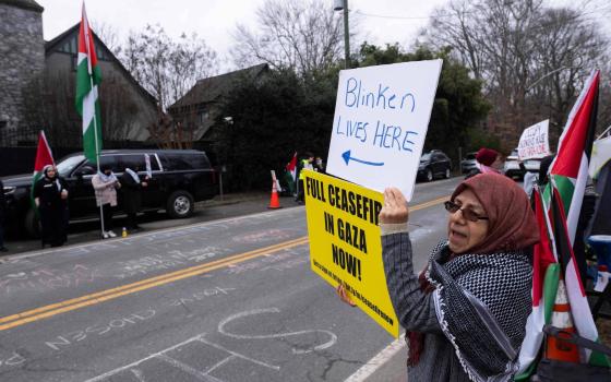 من مكان الاعتصام أمام منزل بلينكن